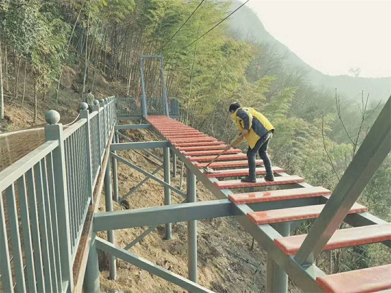 安徽寶峰巖景區(qū)崖壁秋千，空中穿越