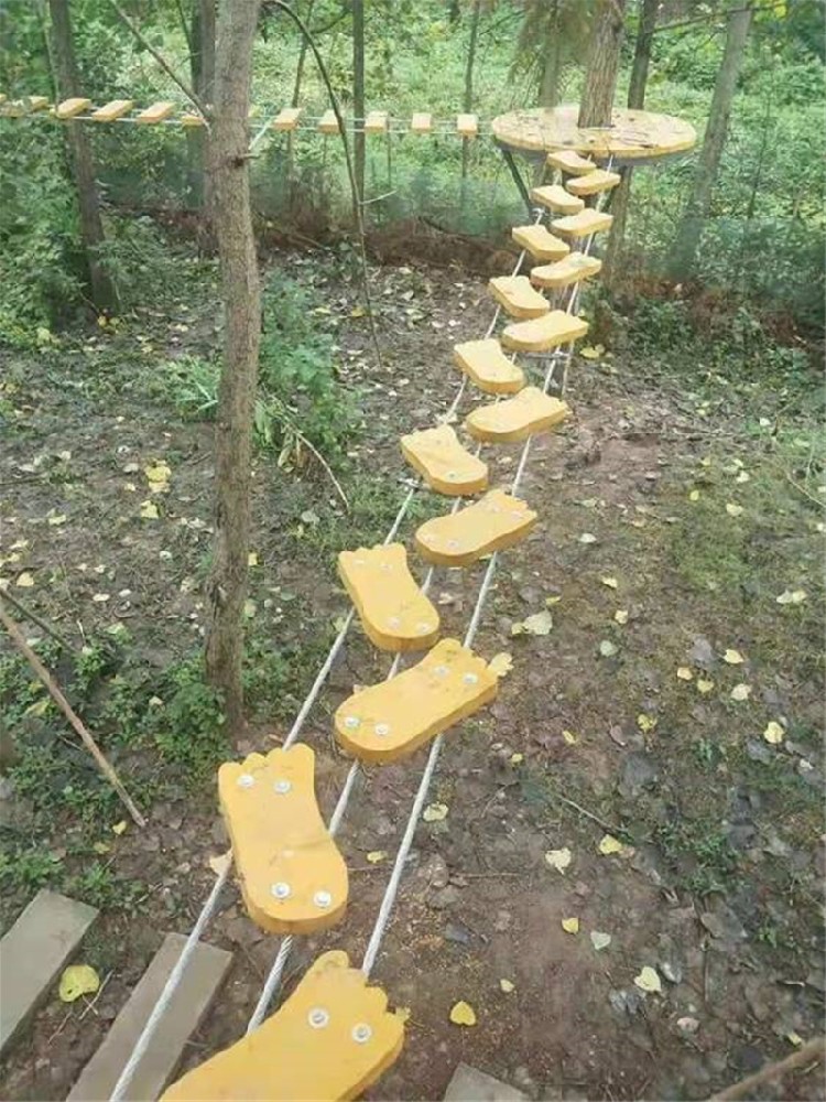山東棗莊抱犢崮叢林穿越