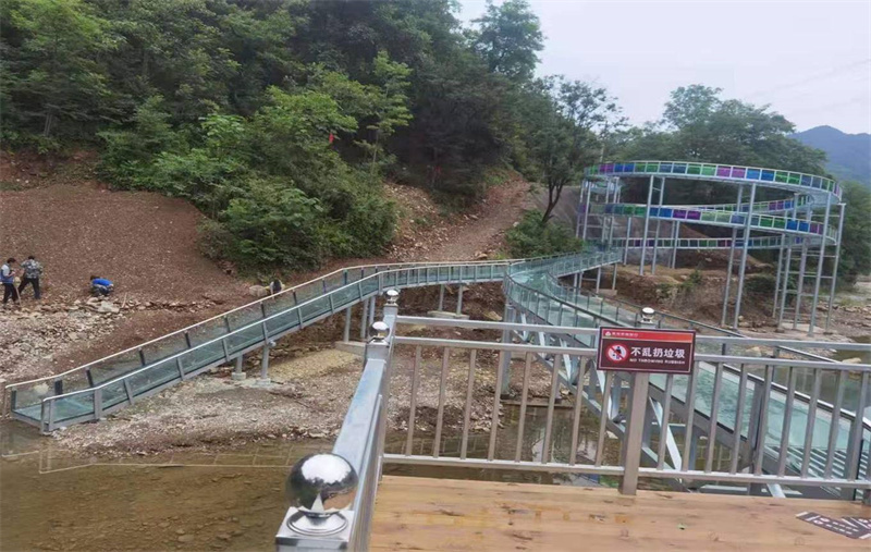 山東青州北崔崖景區(qū)道岔水陸雙落玻璃漂流